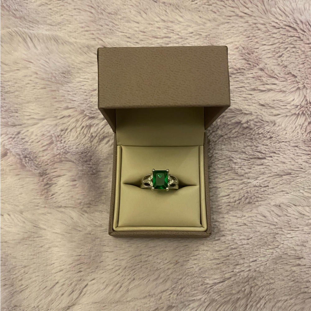 Size 8, green ring